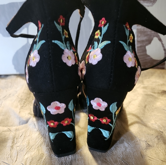 NWOT Fashion Flower Embroidered Chunk Heel - Picture 2 of 10